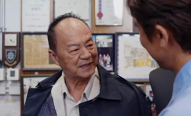 阿Shaun除咗親手做西裝送畀Daddy，仲送上呢件佢哋兩個都著過嘅包青天衫畀爸爸，好有心思。