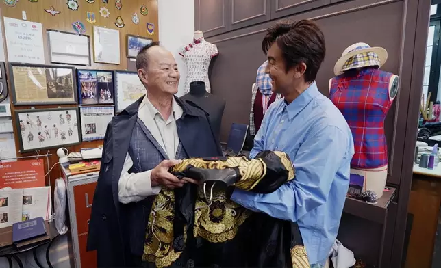 阿Shaun除咗親手做西裝送畀Daddy，仲送上呢件佢哋兩個都著過嘅包青天衫畀爸爸，好有心思。