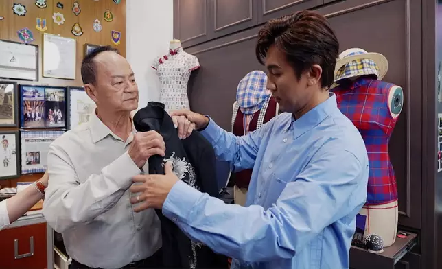 節目最後嘅彩蛋，係狄龍送番自己最鍾意嘅中式外套畀阿仔著。