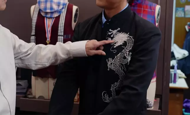 節目最後嘅彩蛋，係狄龍送番自己最鍾意嘅中式外套畀阿仔著。