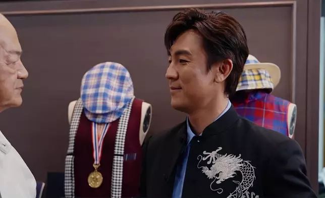 節目最後嘅彩蛋，係狄龍送番自己最鍾意嘅中式外套畀阿仔著。