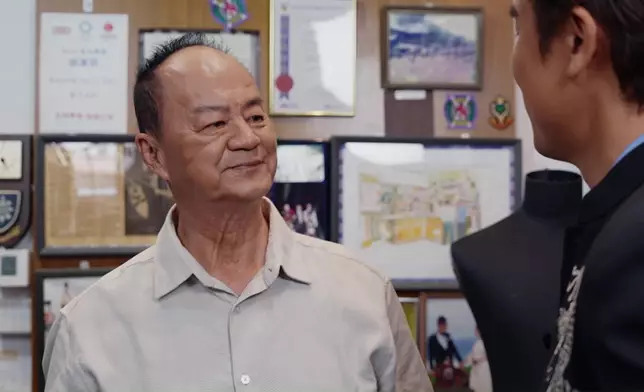 節目最後嘅彩蛋，係狄龍送番自己最鍾意嘅中式外套畀阿仔著。