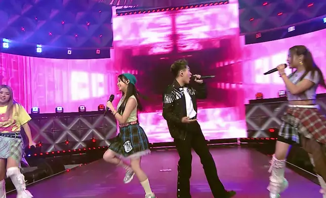 聯同XiX跳唱演繹經典歌《火熱動感 La La La》。