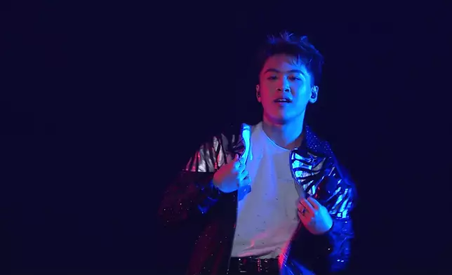 Michael Jackson上身開場。