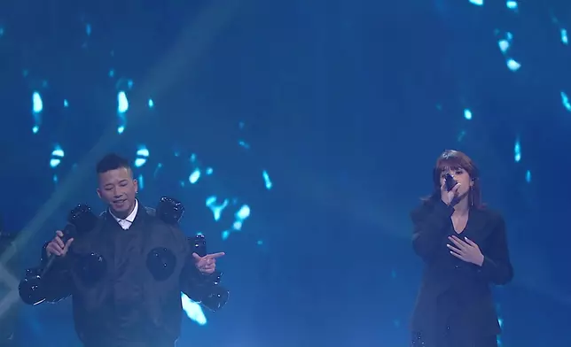 林潔心Bibi聯同小肥演唱《我們什麼都不是》。