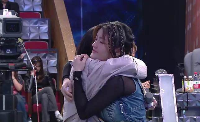 二人深情擁抱。