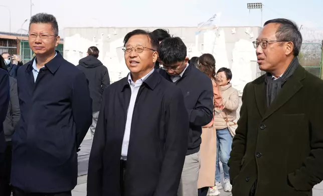 崔建春在口岸考察。巴士的報記者攝