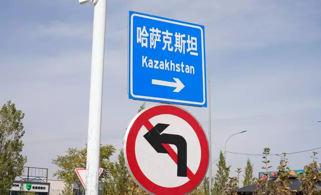 往哈霍爾果斯國際邊境合作中心。巴士的報記者攝