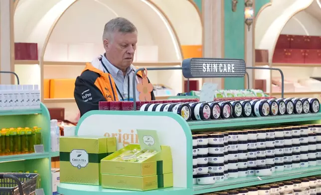 哈霍爾果斯國際邊境合作中心免稅店內出售的貨品。巴士的報記者攝