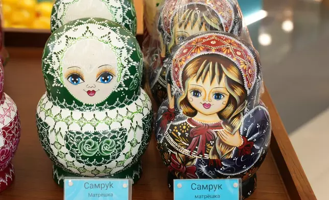 哈霍爾果斯國際邊境合作中心免稅店內出售的出售的俄羅斯套娃朱古力。巴士的報記者攝