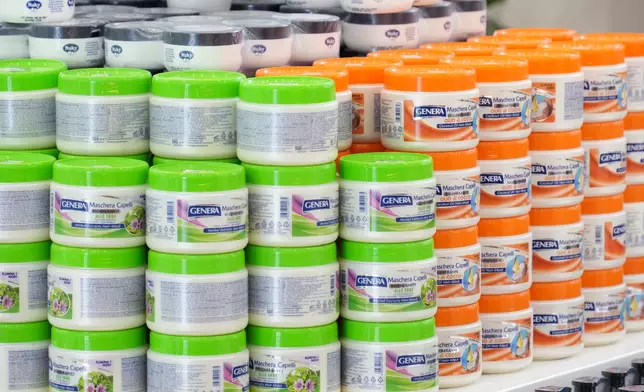 哈霍爾果斯國際邊境合作中心免稅店內出售的化粧品。巴士的報記者攝