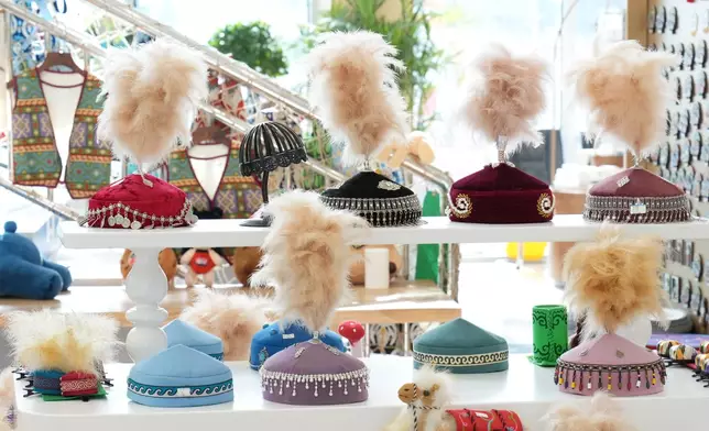 哈霍爾果斯國際邊境合作中心免稅店內出售的飾品。巴士的報記者攝