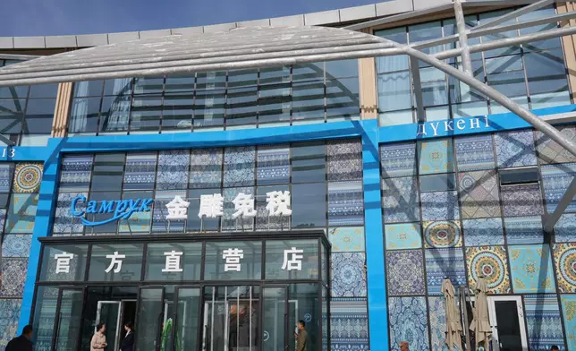 哈霍爾果斯國際邊境合作中心的免稅店。巴士的報記者攝