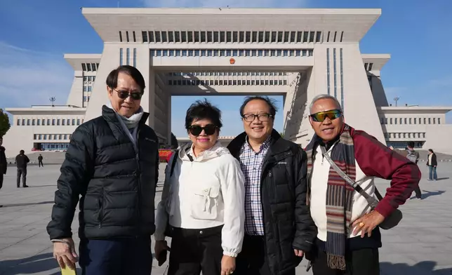 崔建春與參訪團成員在第六代國門留影。巴士的報記者攝