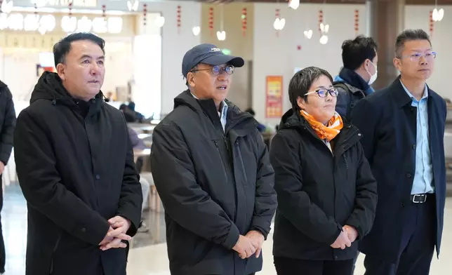 參訪團成員了解店內運作。巴士的報記者攝