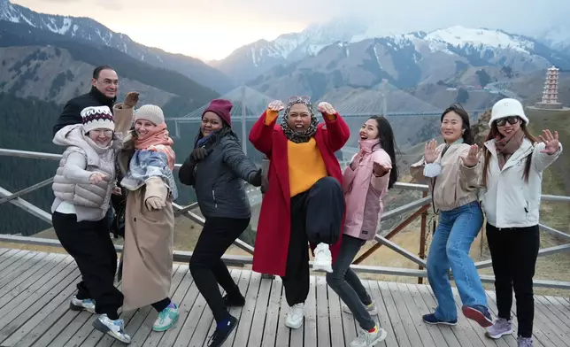 代表團成員在橋上留影。巴士的報記者攝