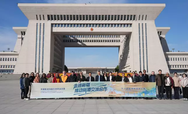 參訪團在第六代國門留影。巴士的報記者攝