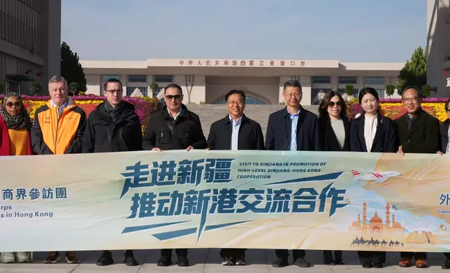 參訪團在第六代國門留影。巴士的報記者攝