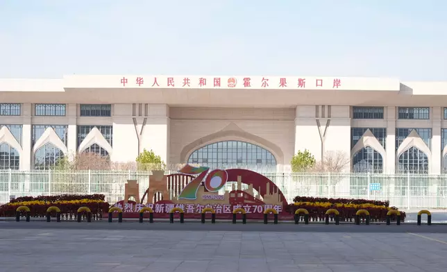 霍爾果斯口岸。巴士的報記者攝