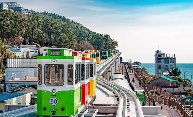 釜山海岸列車沿着 4.8 公里海濱行駛。