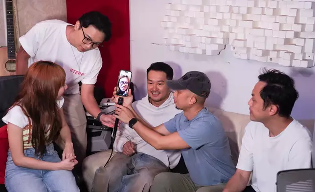 結他手Ken雖然在拍攝當日身在外地，但都越洋視像打氣。