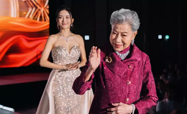 何依婷、陳星妤同羅蘭姐都好靚呀！