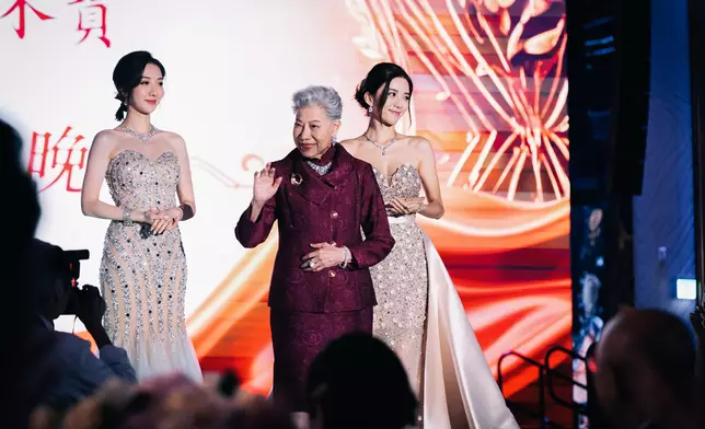 何依婷、陳星妤同羅蘭姐都好靚呀！