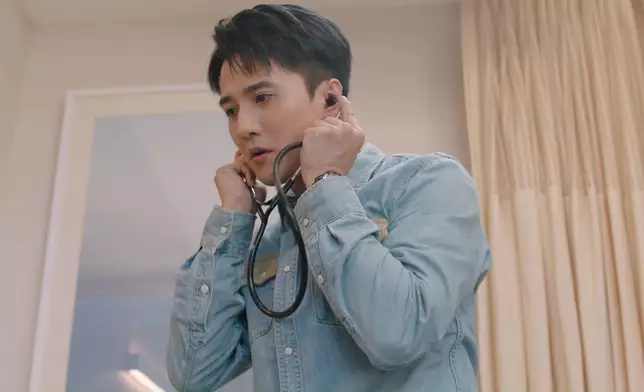 初來乍到即場幫病人做手術，更被路過嘅宣萱讚賞。