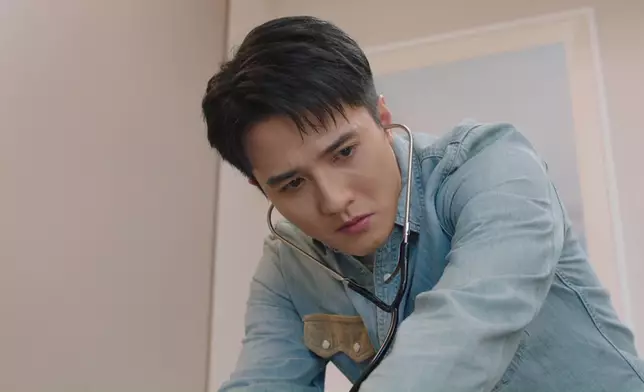 初來乍到即場幫病人做手術，更被路過嘅宣萱讚賞。