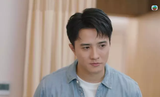 初來乍到即場幫病人做手術，更被路過嘅宣萱讚賞。