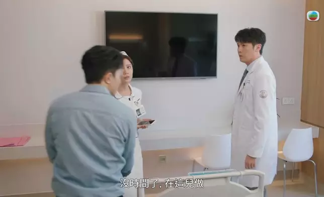 初來乍到即場幫病人做手術，更被路過嘅宣萱讚賞。