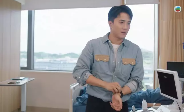 初來乍到即場幫病人做手術，更被路過嘅宣萱讚賞。