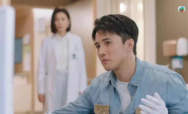 初來乍到即場幫病人做手術，更被路過嘅宣萱讚賞。