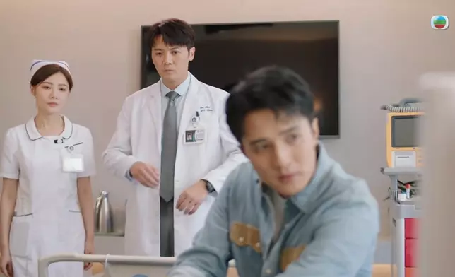 初來乍到即場幫病人做手術，更被路過嘅宣萱讚賞。