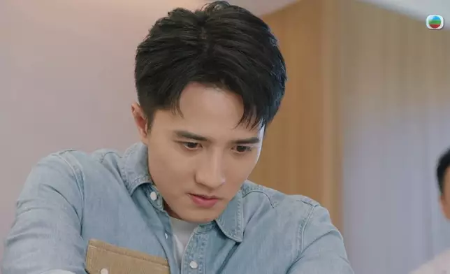 初來乍到即場幫病人做手術，更被路過嘅宣萱讚賞。