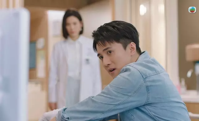 初來乍到即場幫病人做手術，更被路過嘅宣萱讚賞。