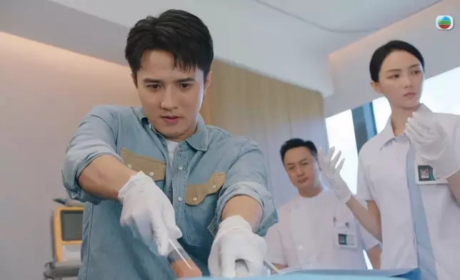 初來乍到即場幫病人做手術，更被路過嘅宣萱讚賞。