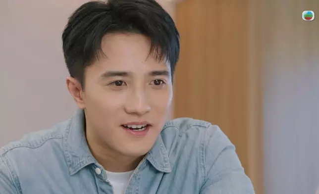 初來乍到即場幫病人做手術，更被路過嘅宣萱讚賞。