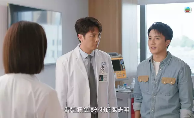 初來乍到即場幫病人做手術，更被路過嘅宣萱讚賞。