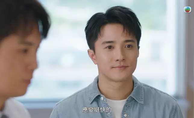 初來乍到即場幫病人做手術，更被路過嘅宣萱讚賞。