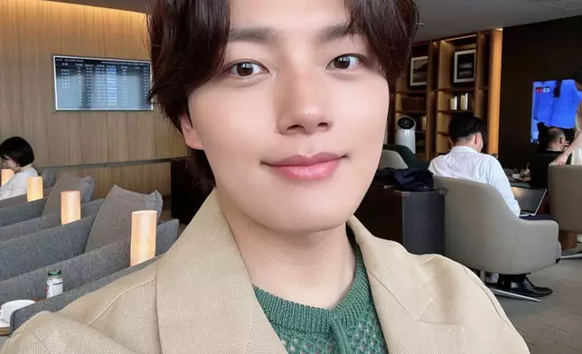 呂珍九向粉絲分發手寫信。 呂珍九IG圖片