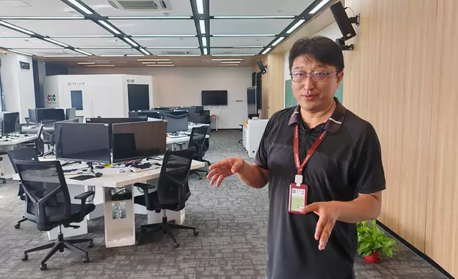 中國傳媒大學海南國際學院副院長龔文義介紹，學院與英國考文垂大學共同開設學位課程，學生可於海南校區就讀，完成學業後獲取兩校聯頒學位。課程涵蓋智能科學技術、視覺媒體及動畫製作等方向，結合AI教學與實驗實操，培養具備國際專業視野的創新人才。巴士的報記者攝