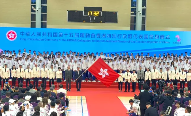 李家超授旗。巴士的報記者攝