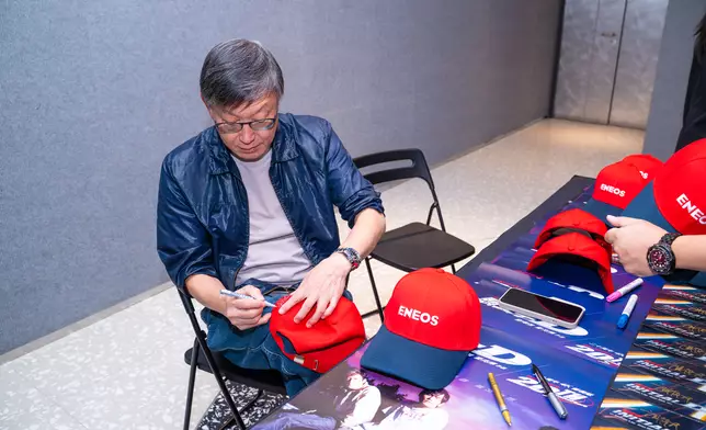 帽上還有兩位導演的簽名。