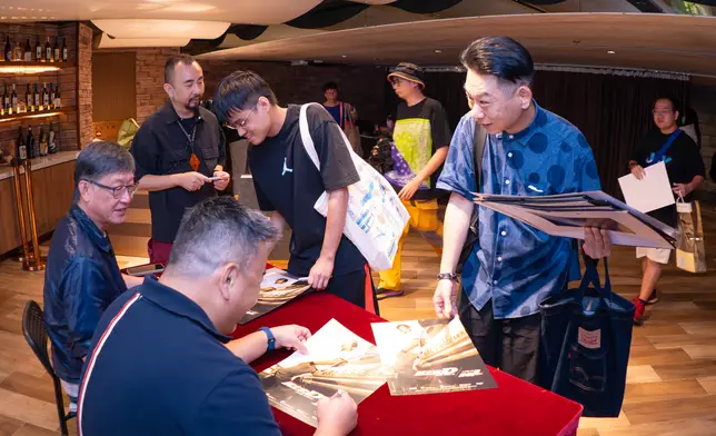 為粉絲們簽名。