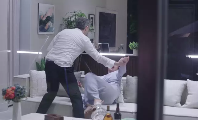 煒哥被推到沙發上，隨即就是一輪掌摑。