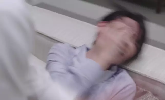 煒哥被推到沙發上，隨即就是一輪掌摑。