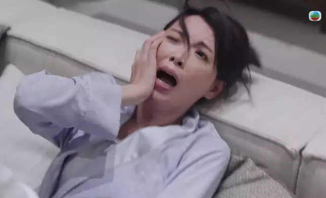 煒哥被推到沙發上，隨即就是一輪掌摑。