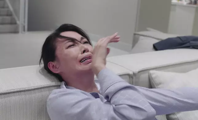 煒哥被推到沙發上，隨即就是一輪掌摑。