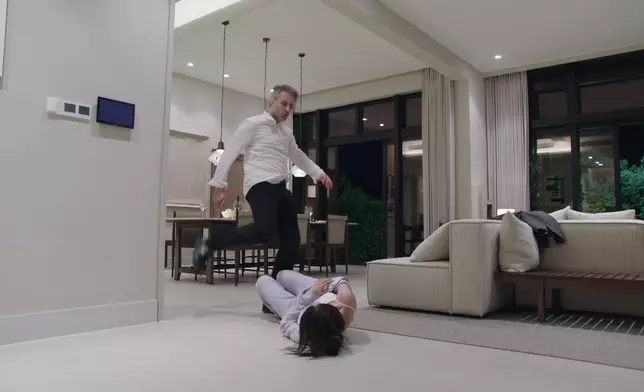 跟住被推落地，仲出腳踢煒哥！